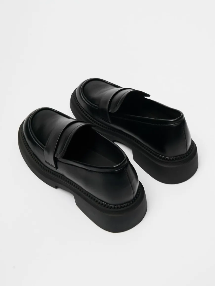 Czarne loafersy na grubej podeszwie