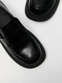Czarne loafersy na grubej podeszwie