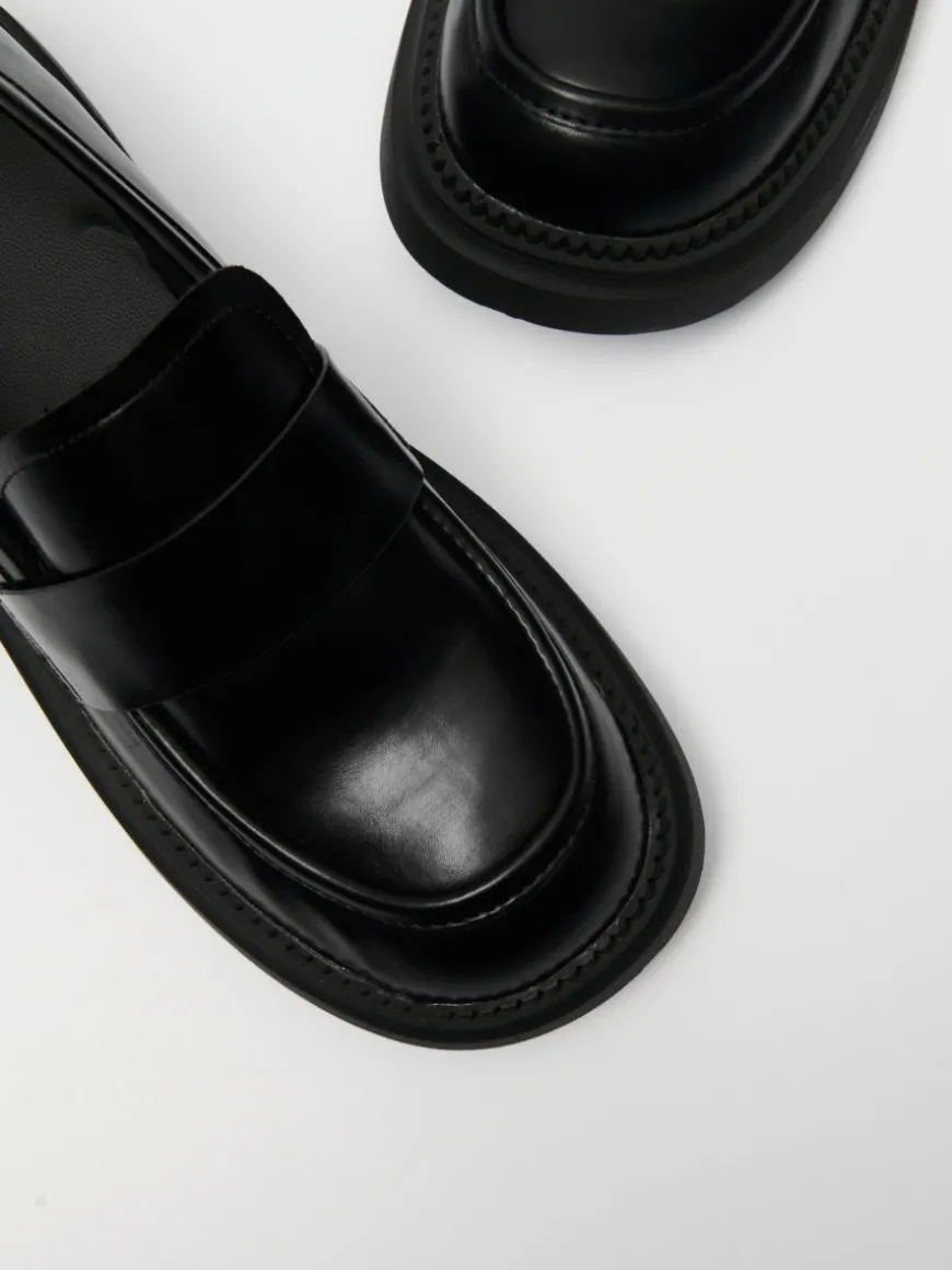 Czarne loafersy na grubej podeszwie