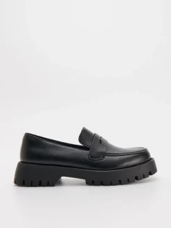 Czarne loafersy na grubej podeszwie
