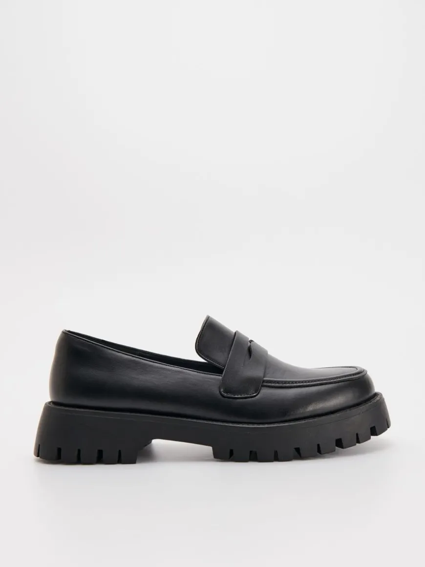 Czarne loafersy na grubej podeszwie