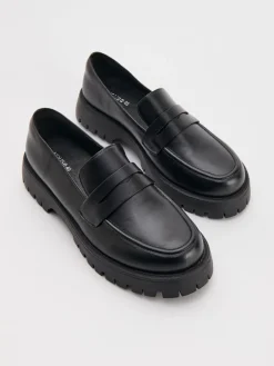 Czarne loafersy na grubej podeszwie