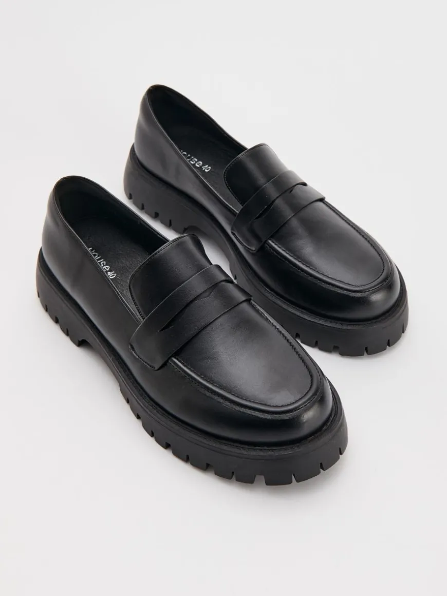 Czarne loafersy na grubej podeszwie