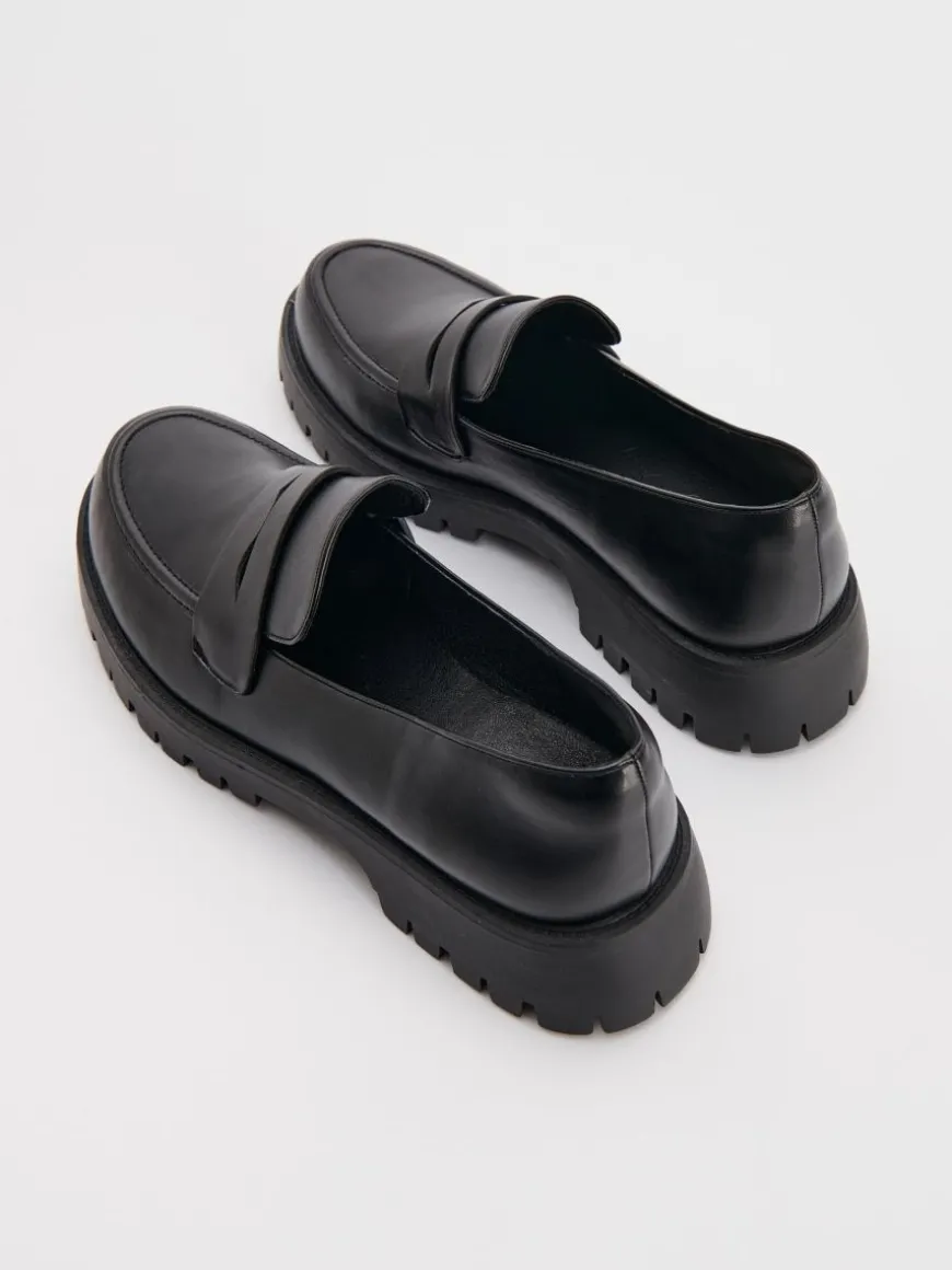 Czarne loafersy na grubej podeszwie