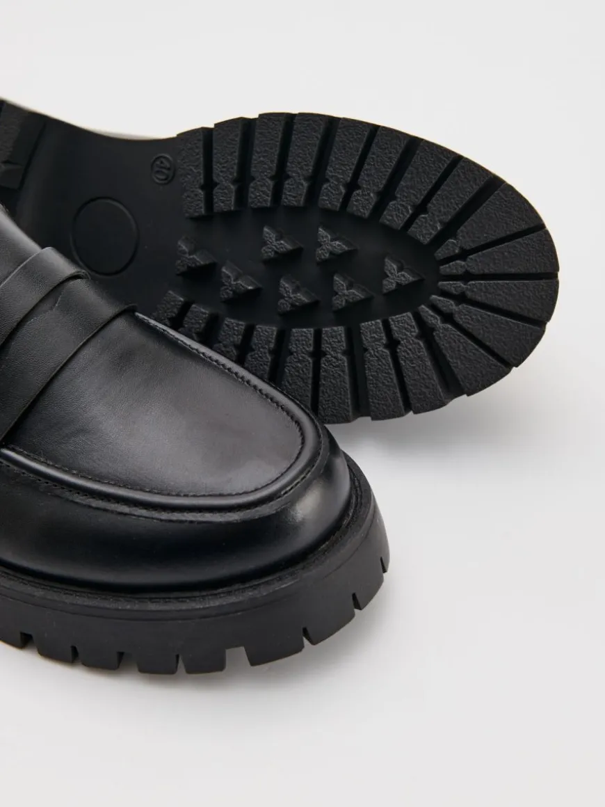 Czarne loafersy na grubej podeszwie