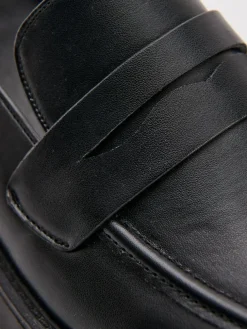Czarne loafersy na grubej podeszwie