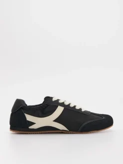 Czarne sneakersy w stylu retro