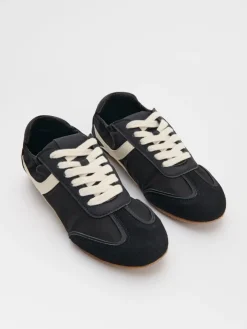 Czarne sneakersy w stylu retro