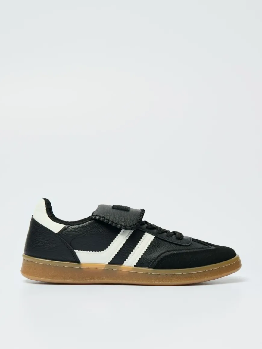 Czarne sneakersy w stylu footballowym z imitacji skóry