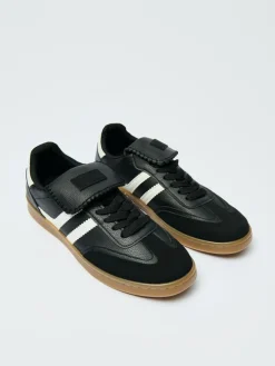 Czarne sneakersy w stylu footballowym z imitacji skóry