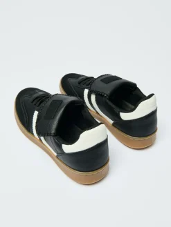 Czarne sneakersy w stylu footballowym z imitacji skóry