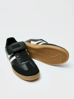 Czarne sneakersy w stylu footballowym z imitacji skóry