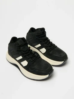 Czarne sneakersy z białymi wstawkami