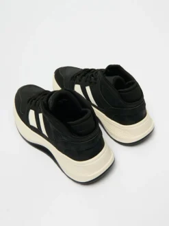 Czarne sneakersy z białymi wstawkami