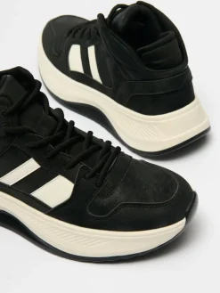 Czarne sneakersy z białymi wstawkami