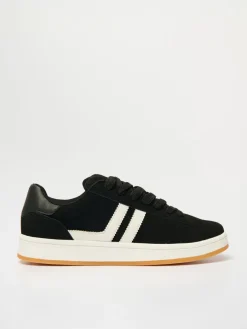 Czarne sneakersy z białymi wstawkami