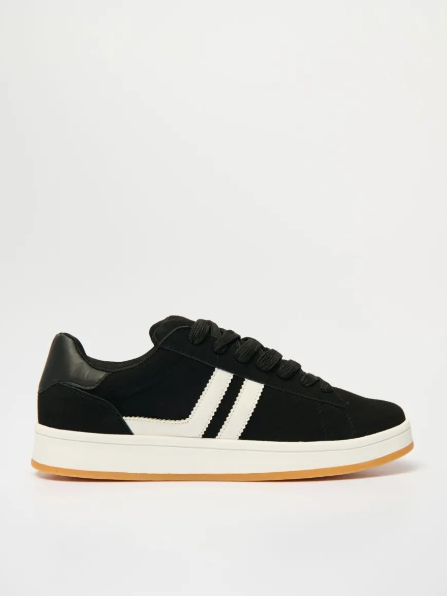 Czarne sneakersy z białymi wstawkami
