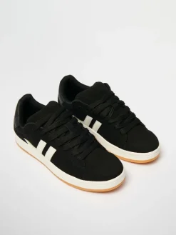 Czarne sneakersy z białymi wstawkami