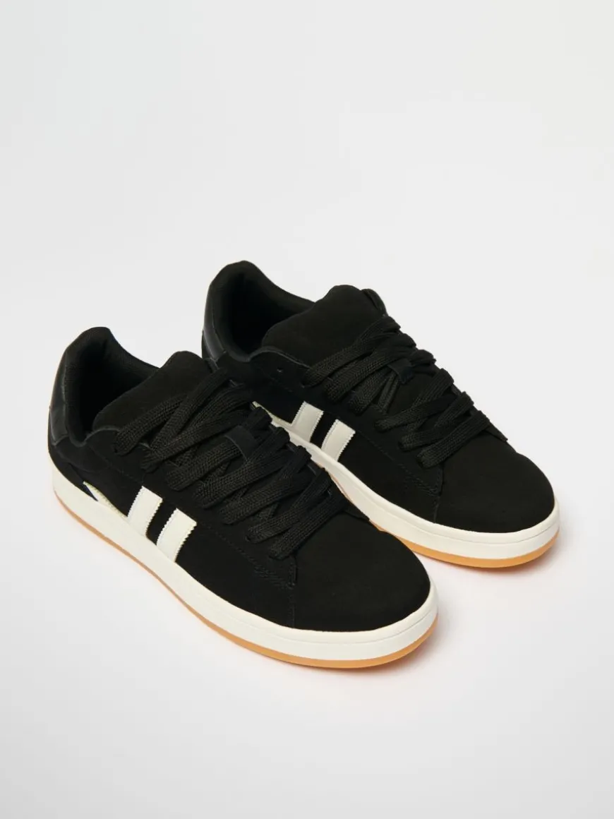 Czarne sneakersy z białymi wstawkami