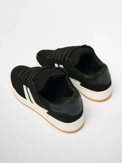 Czarne sneakersy z białymi wstawkami