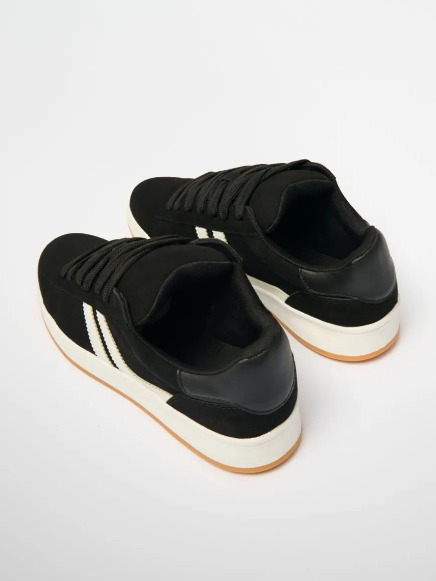 Czarne sneakersy z białymi wstawkami