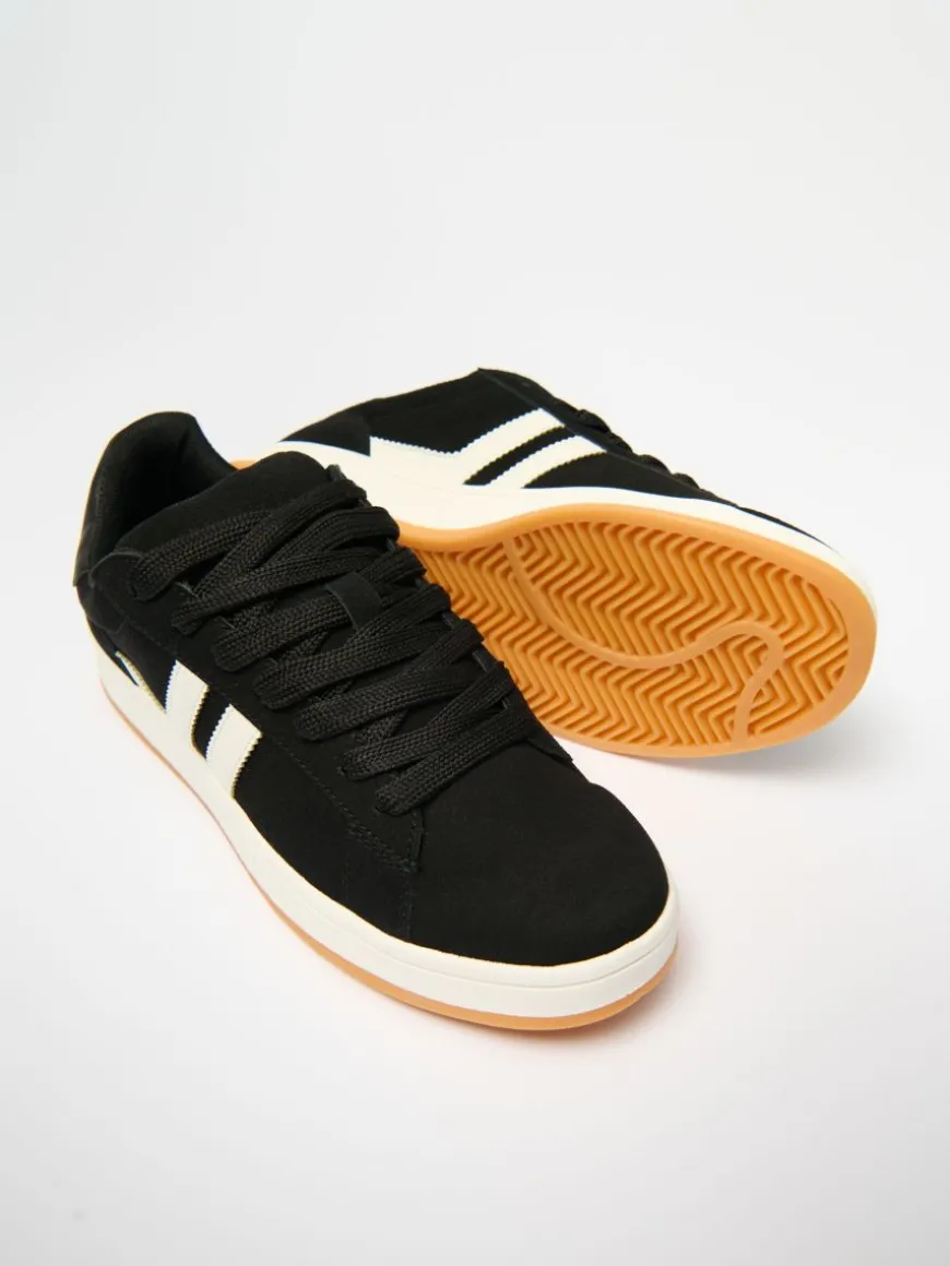 Czarne sneakersy z białymi wstawkami