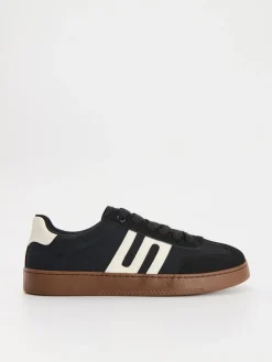 Czarne sneakersy z łączonych materiałów