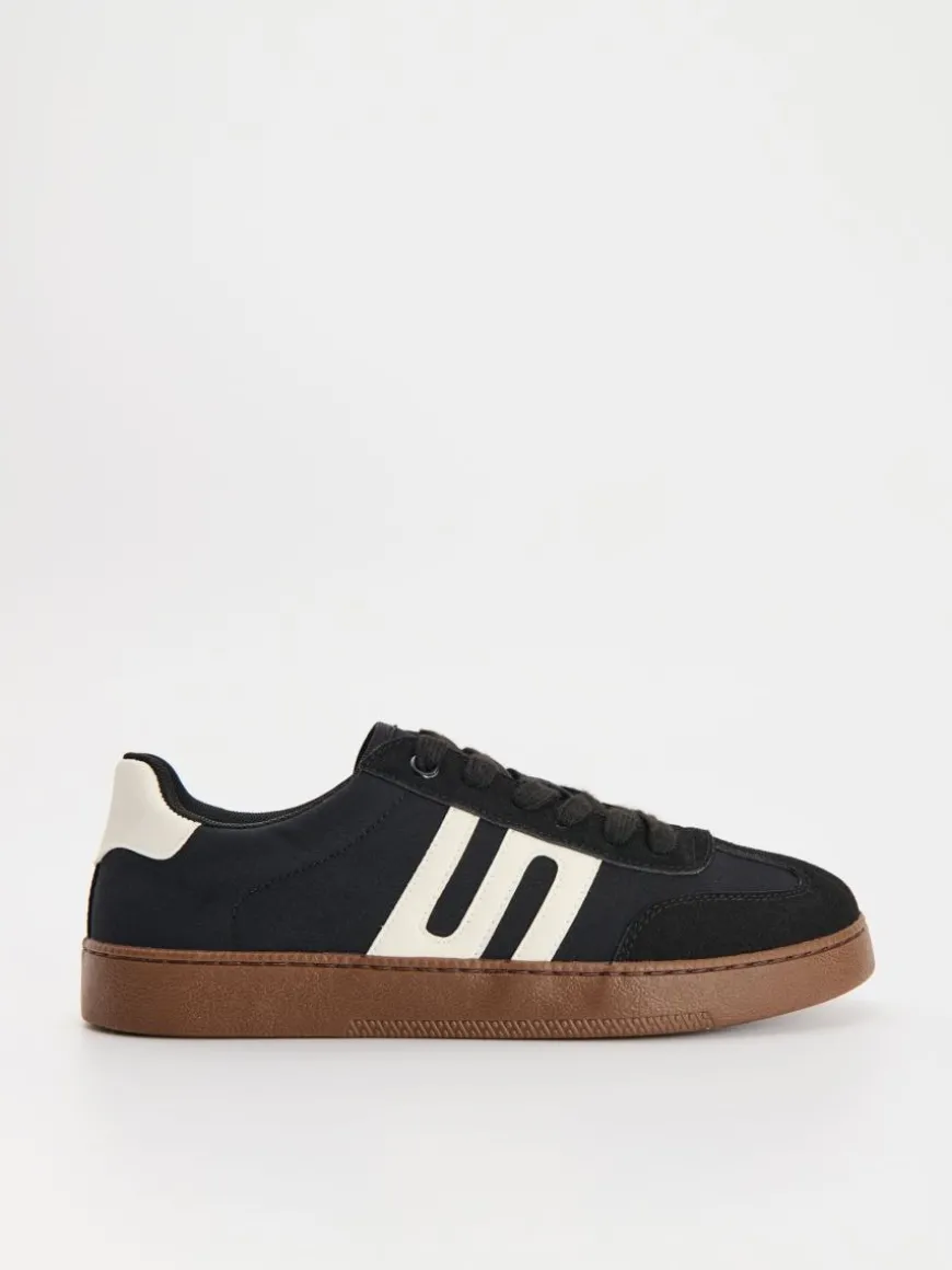 Czarne sneakersy z łączonych materiałów