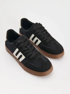 Czarne sneakersy z łączonych materiałów