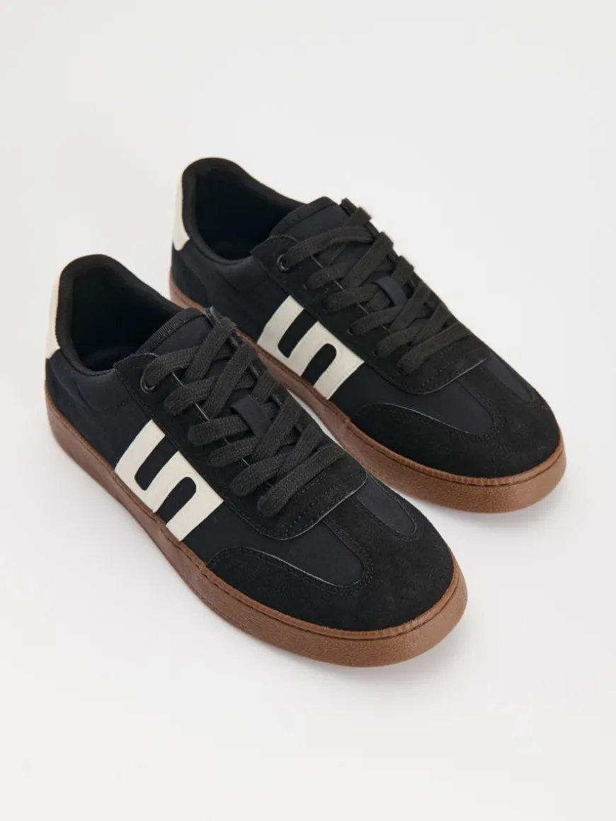Czarne sneakersy z łączonych materiałów