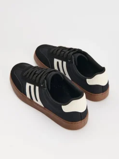 Czarne sneakersy z łączonych materiałów