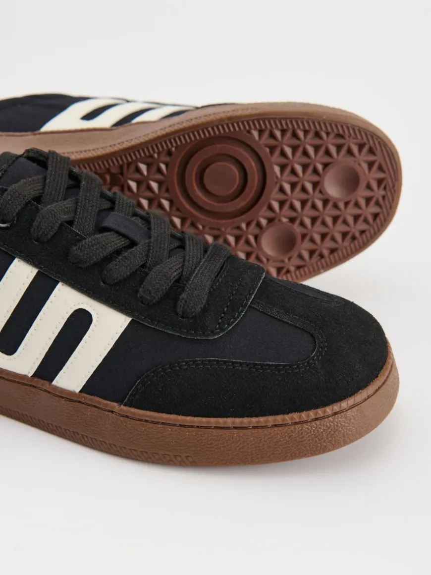 Czarne sneakersy z łączonych materiałów