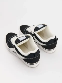 Czarne sneakersy z imitacji zamszu