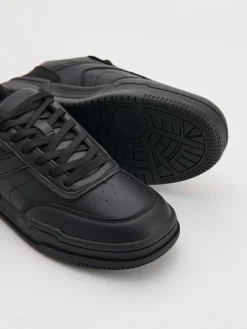 Czarne sneakersy z imitacji skóry