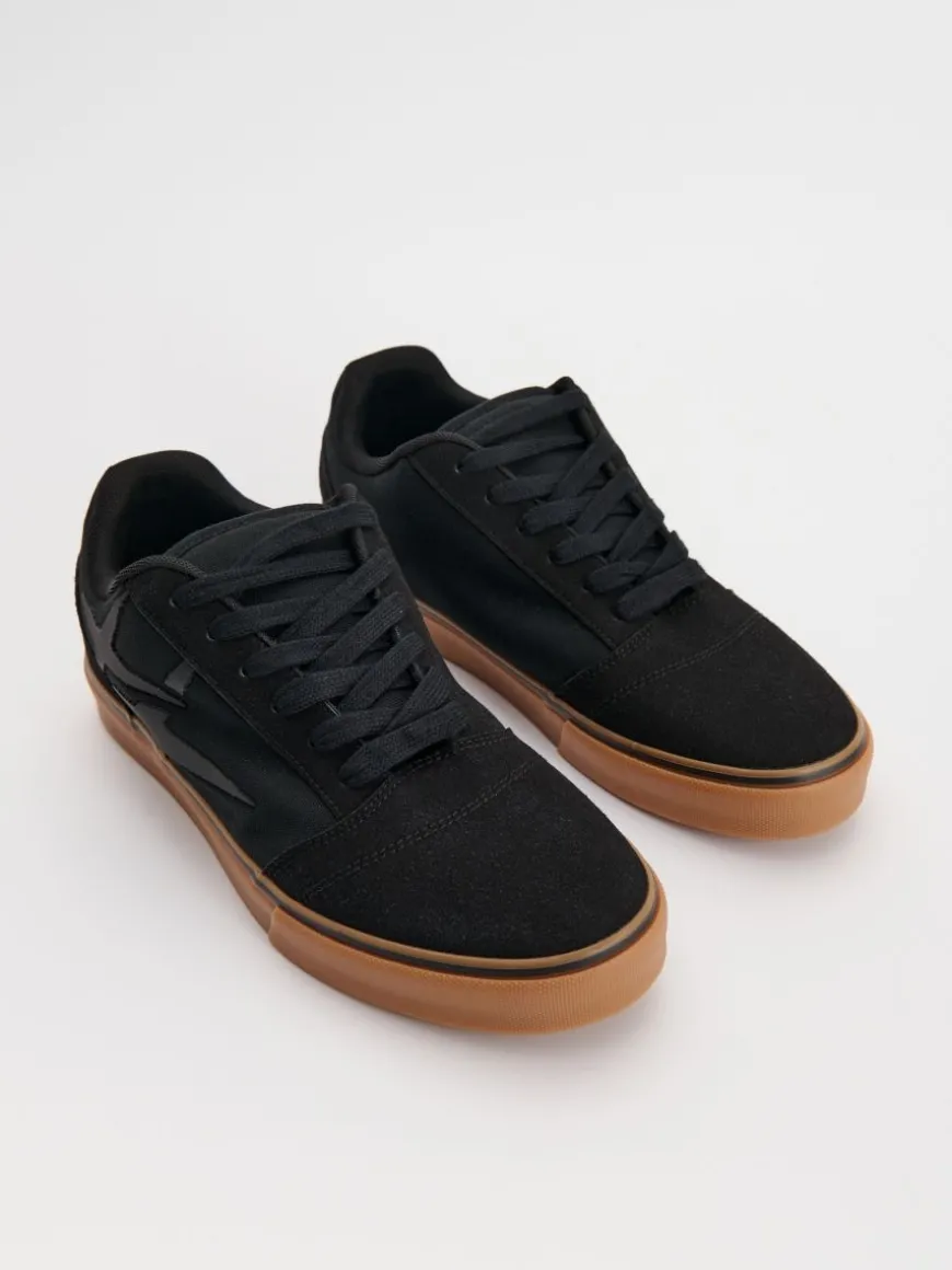 Czarne sneakersy z imitacji zamszu z motywem gwiazdek
