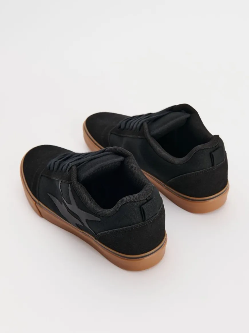Czarne sneakersy z imitacji zamszu z motywem gwiazdek