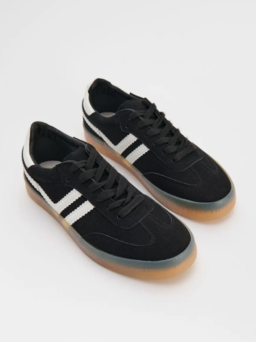Czarne sneakersy z imitacji zamszu w stylu retro