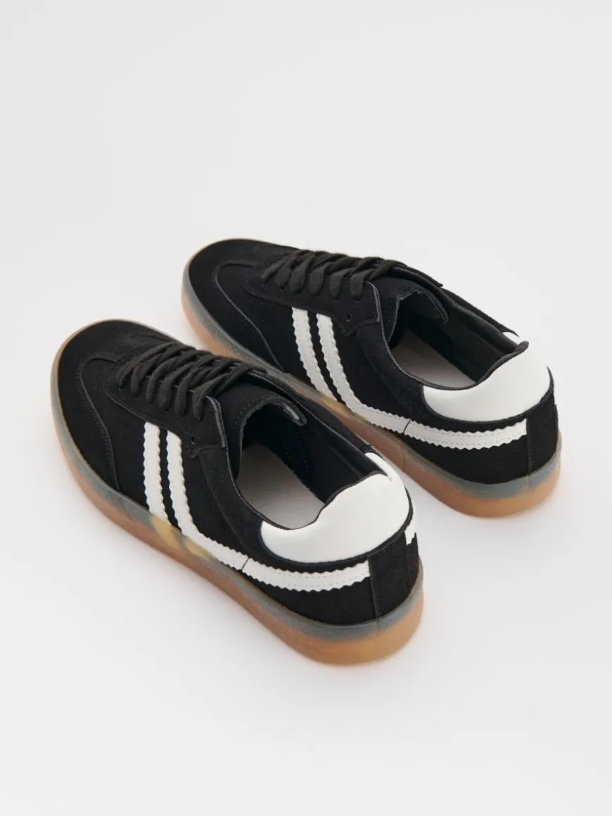 Czarne sneakersy z imitacji zamszu w stylu retro