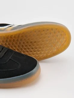 Czarne sneakersy z imitacji zamszu w stylu retro