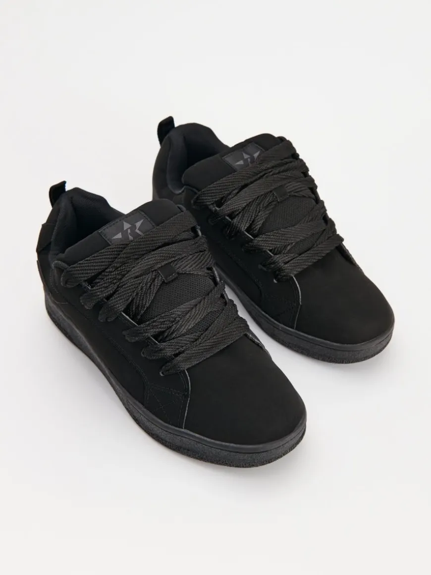 Czarne sneakersy z imitacji skóry