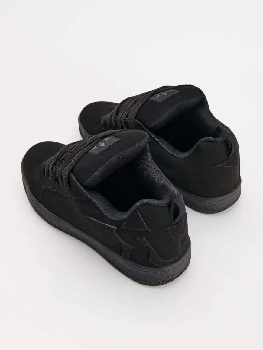Czarne sneakersy z imitacji skóry