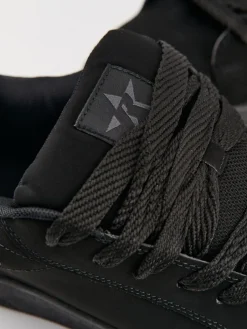 Czarne sneakersy z imitacji skóry
