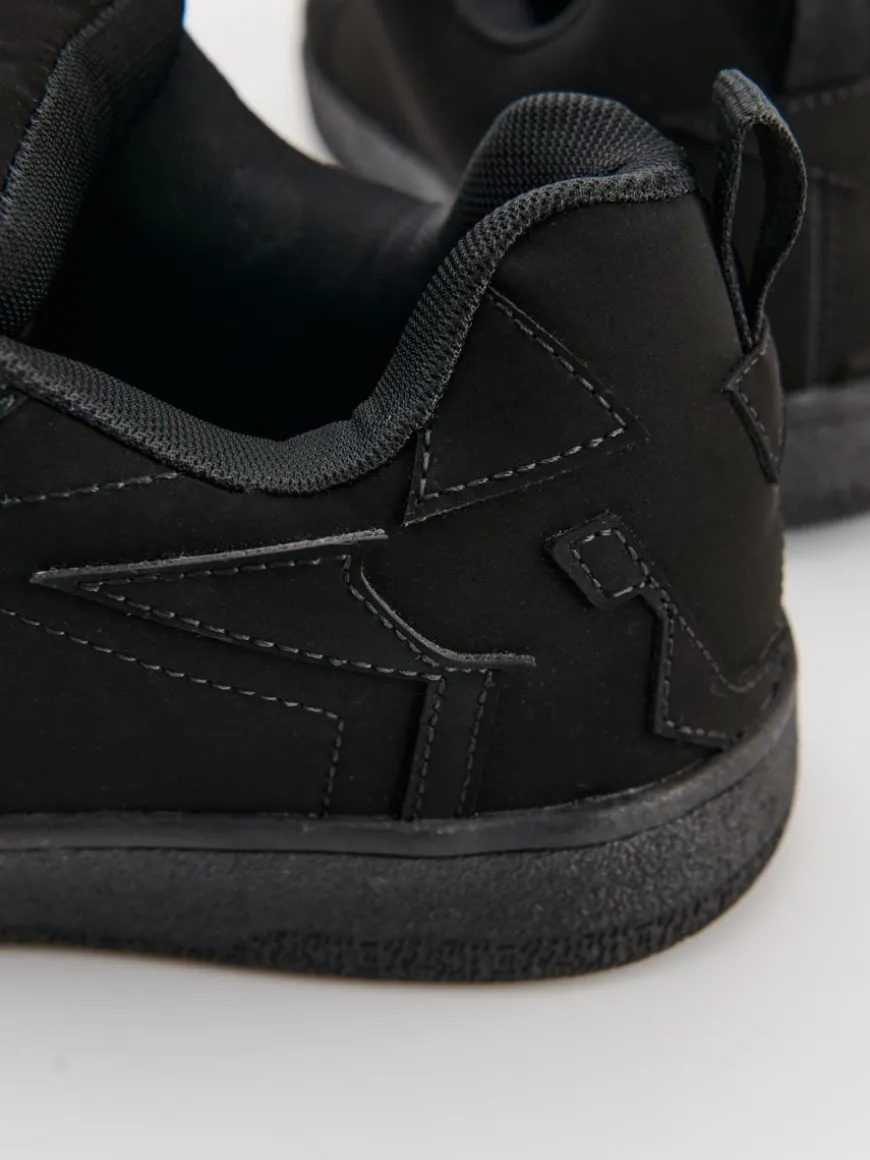 Czarne sneakersy z imitacji skóry