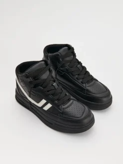Czarne sneakersy z imitacji skóry