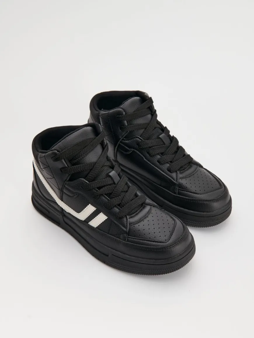 Czarne sneakersy z imitacji skóry