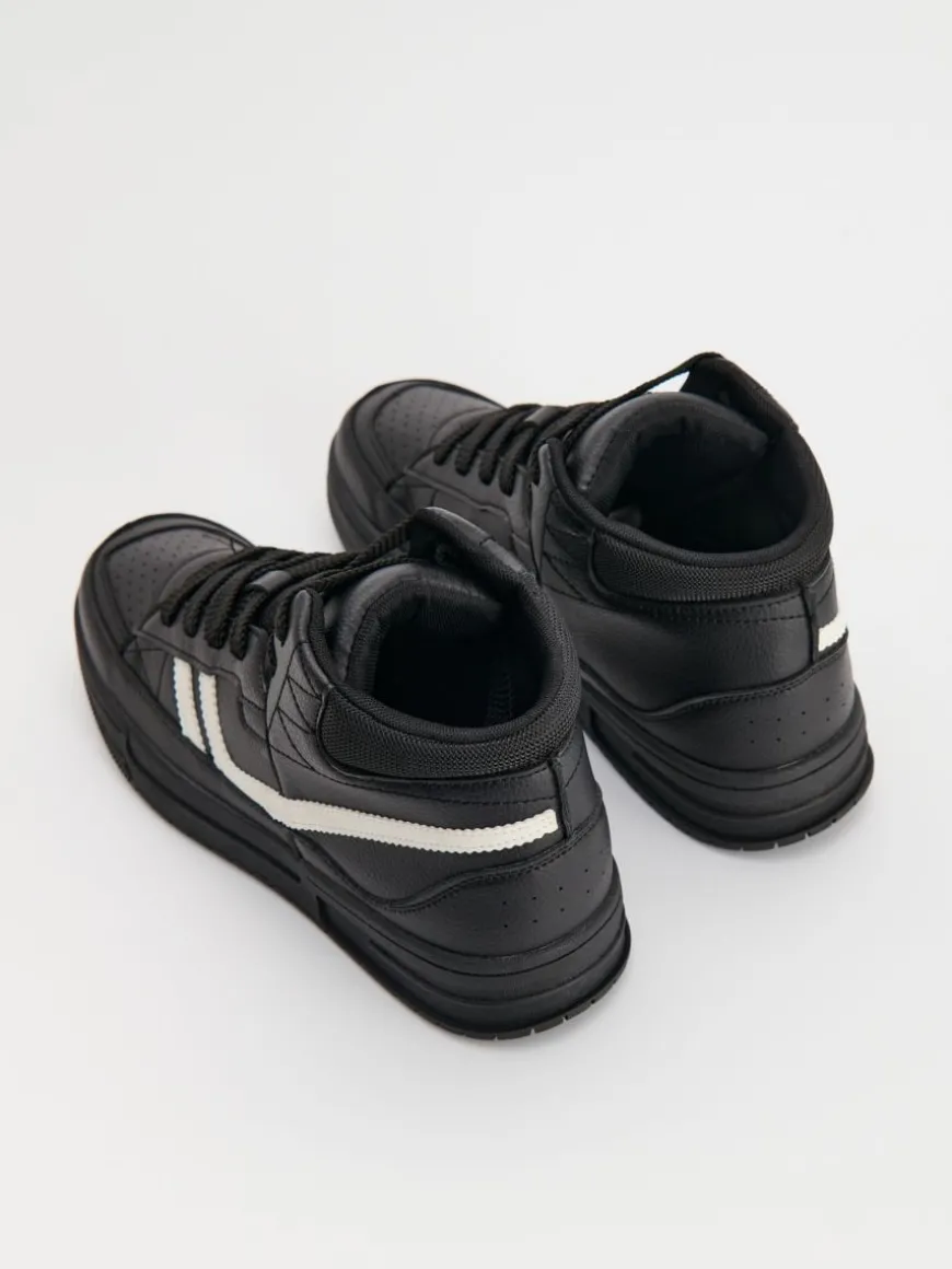 Czarne sneakersy z imitacji skóry