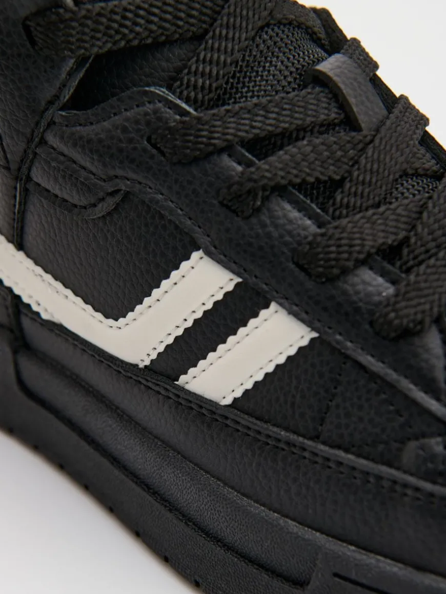 Czarne sneakersy z imitacji skóry