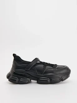 Czarne sneakersy z otwartym sznurowaniem