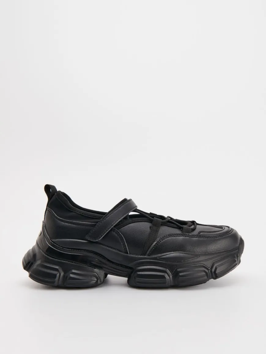 Czarne sneakersy z otwartym sznurowaniem