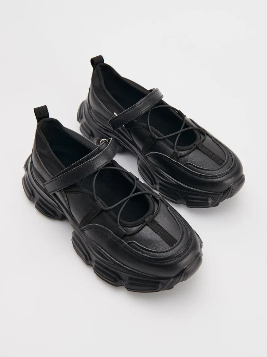 Czarne sneakersy z otwartym sznurowaniem